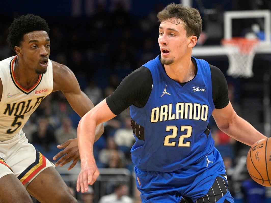 Franz Wagner dirbbelt für Orlando Magic gegen Herbert Jones, Forward der New Orleans Perlicans.