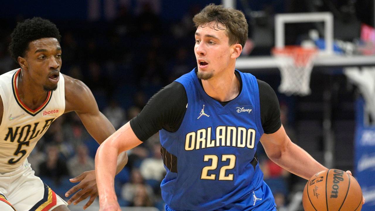 Franz Wagner dirbbelt für Orlando Magic gegen Herbert Jones, Forward der New Orleans Perlicans.