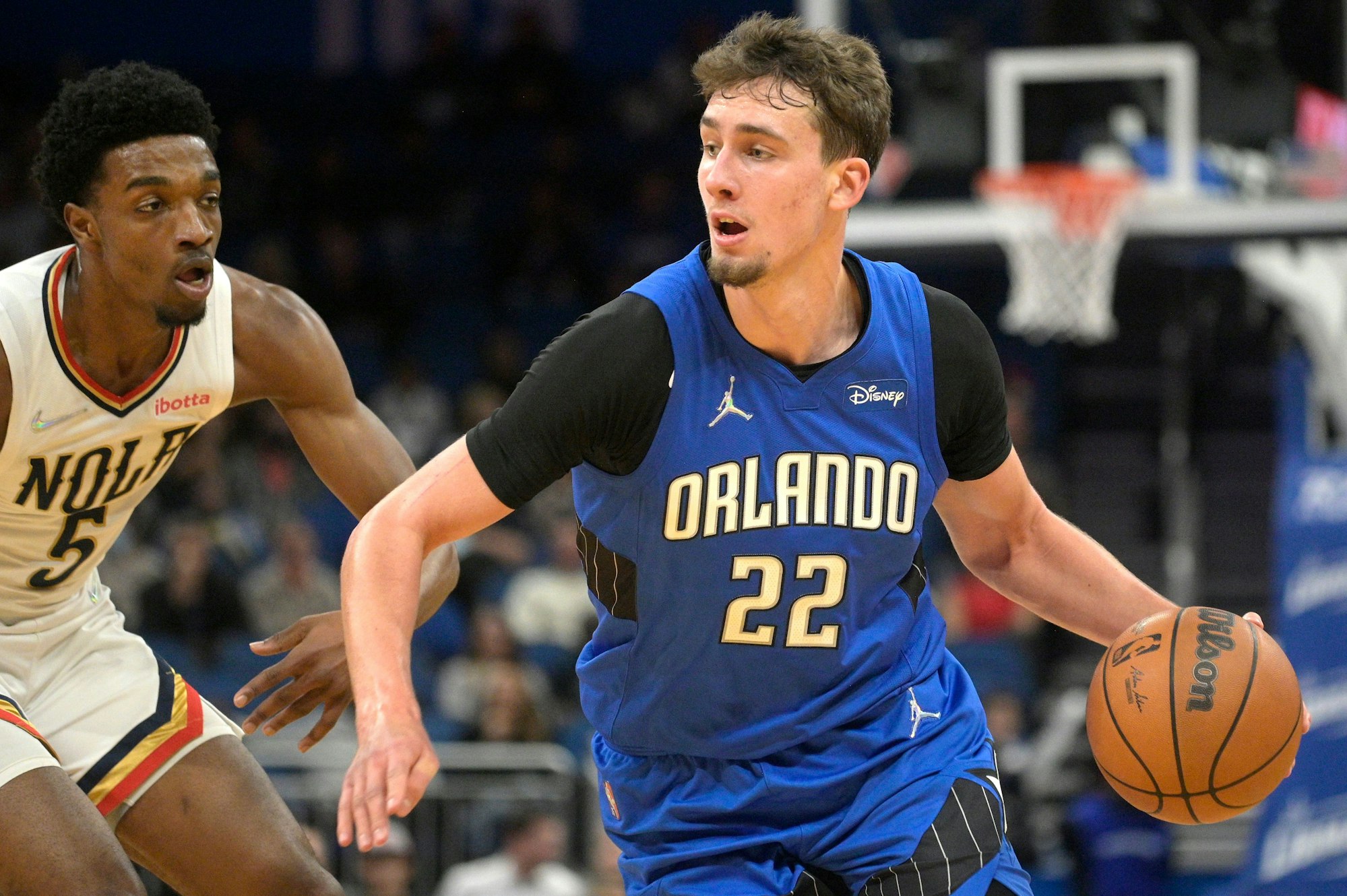 Franz Wagner dirbbelt für Orlando Magic gegen Herbert Jones, Forward der New Orleans Perlicans.