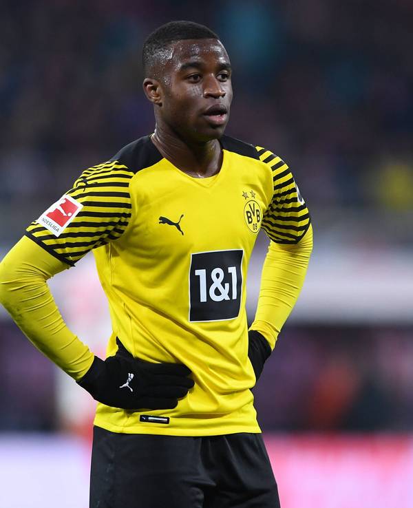 Youssoufa Moukoko von Borussia Dortmund steht im Stadion.