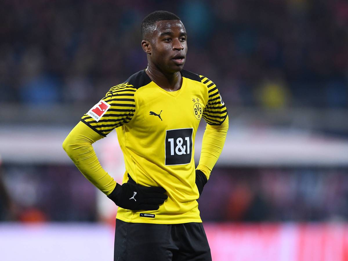 Youssoufa Moukoko von Borussia Dortmund steht im Stadion.