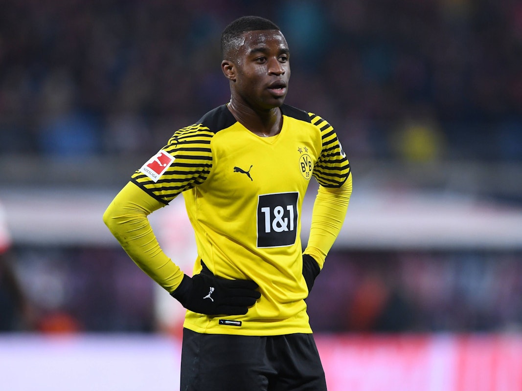 Youssoufa Moukoko von Borussia Dortmund steht im Stadion.