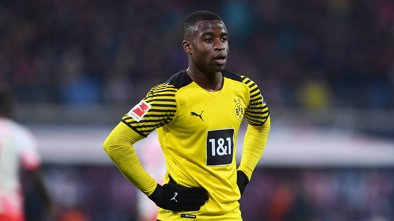 Youssoufa Moukoko von Borussia Dortmund steht im Stadion.