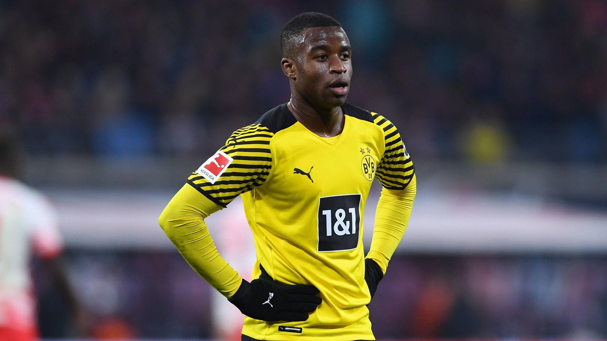 Youssoufa Moukoko von Borussia Dortmund steht im Stadion.