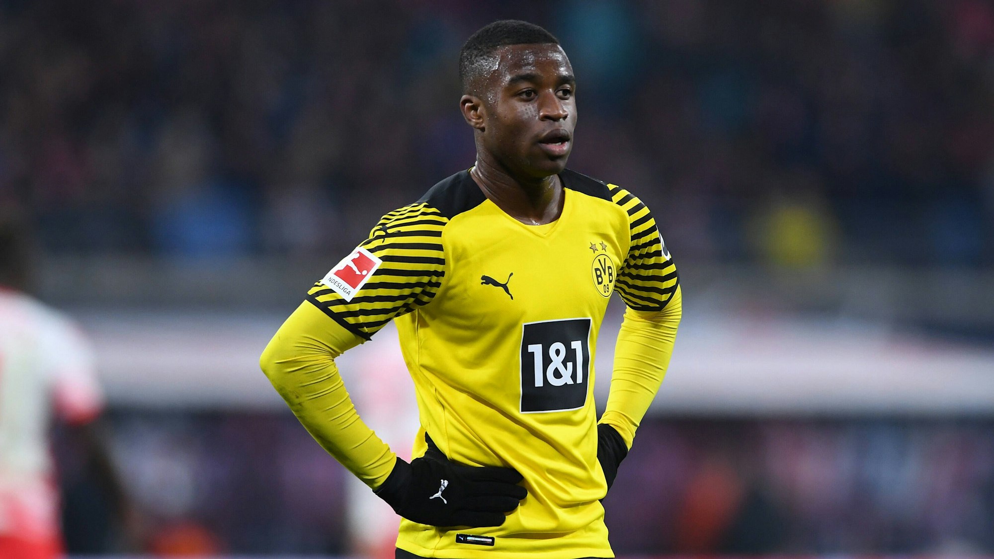 Youssoufa Moukoko von Borussia Dortmund steht im Stadion.