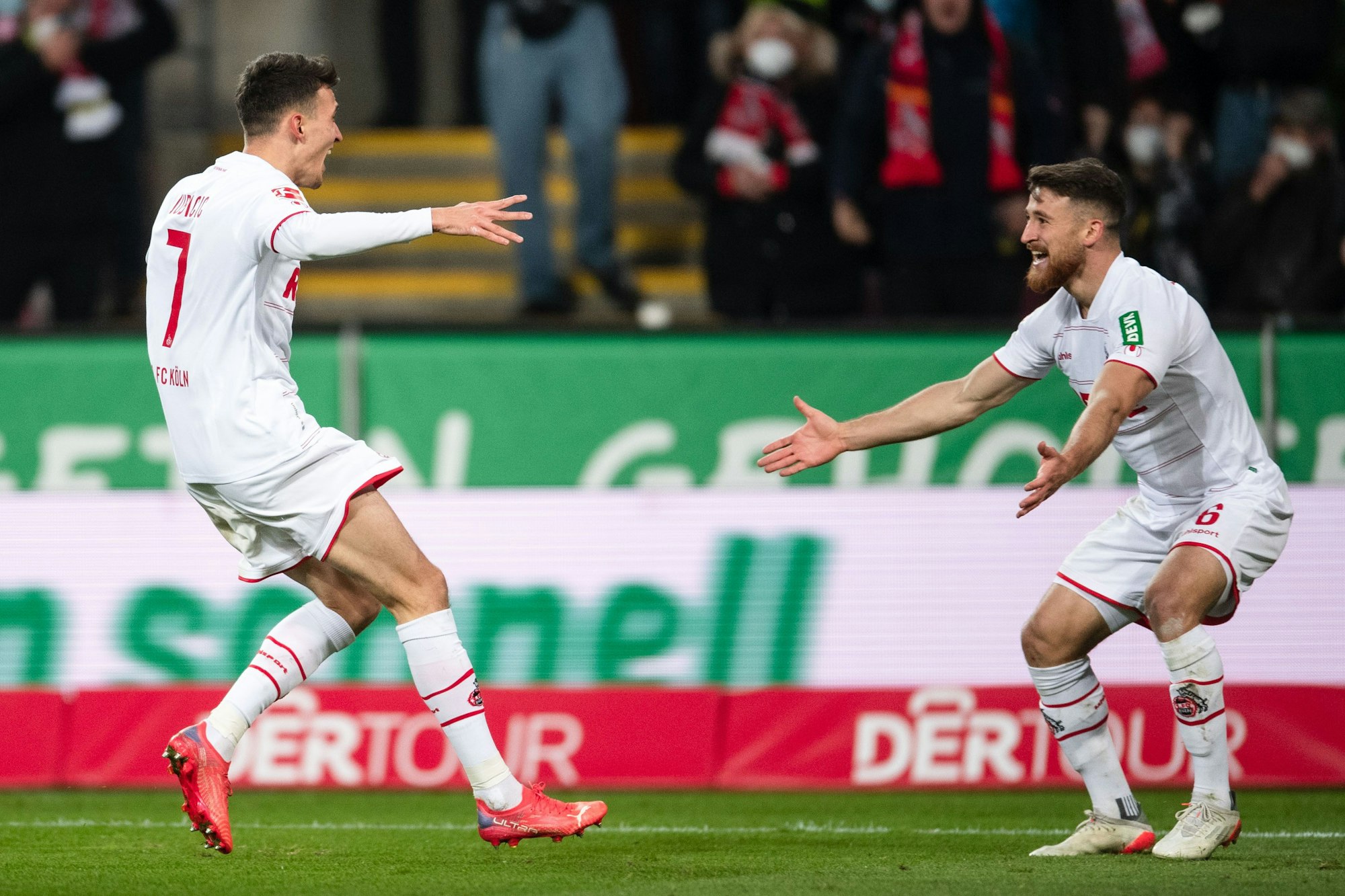 Salih Özcan empfängt Dejan Ljubicic nach dessen Derby-Knaller mit offenem Armen zum Jubeln.