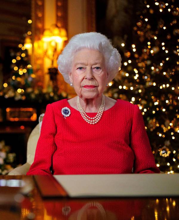 Die britische Königin Elizabeth II. während der Aufzeichnung ihrer jährlichen Weihnachtssendung im White Drawing Room von Schloss Windsor. An ihrer Brust trägt sie eine überaus bedeutende Brosche.