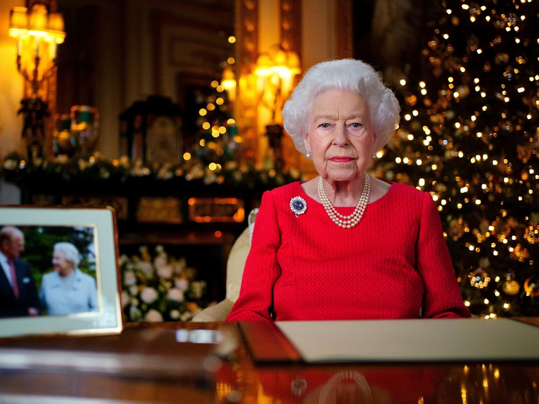 Die britische Königin Elizabeth II. während der Aufzeichnung ihrer jährlichen Weihnachtssendung im White Drawing Room von Schloss Windsor. An ihrer Brust trägt sie eine überaus bedeutende Brosche.