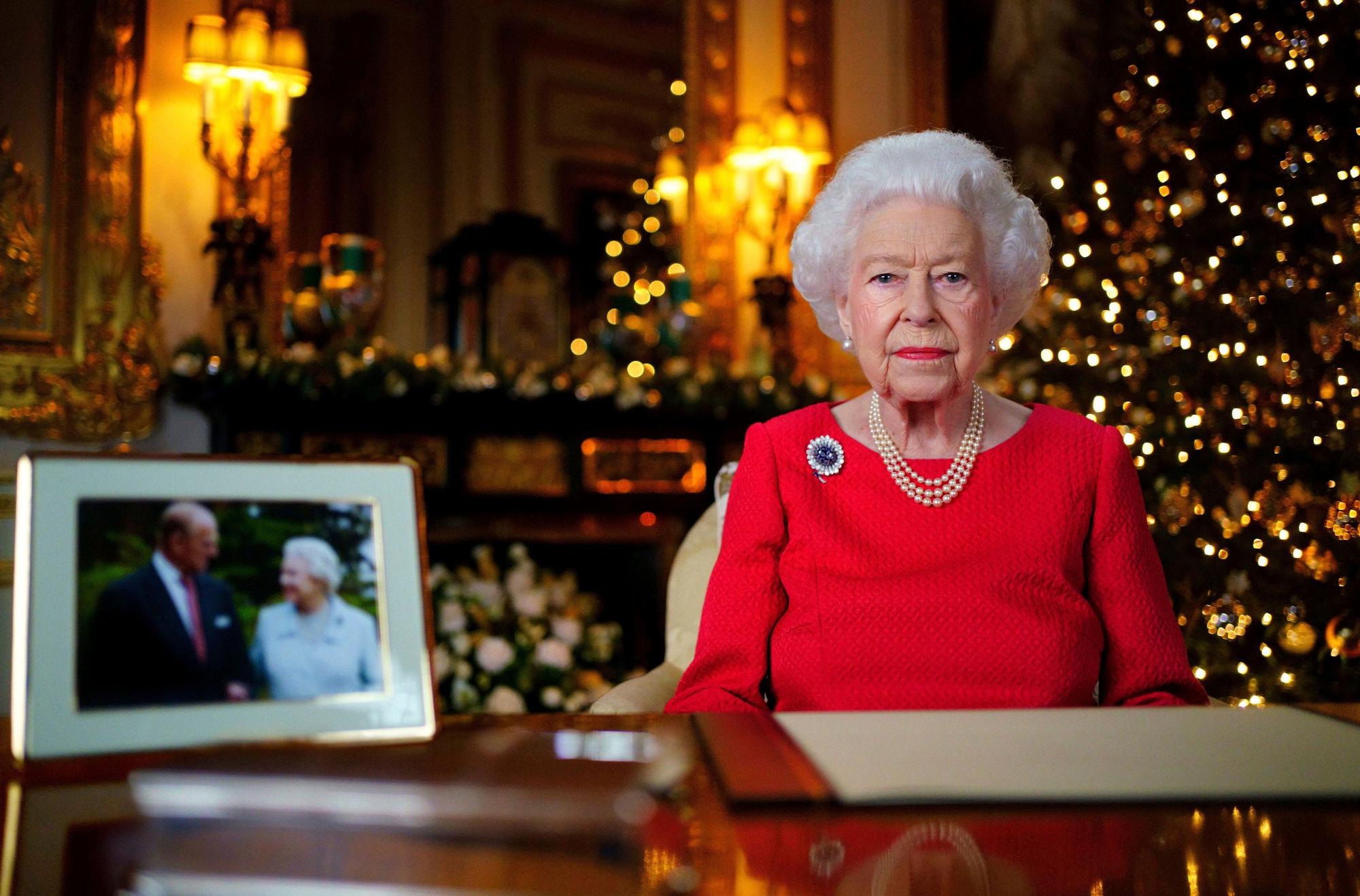 Die britische Königin Elizabeth II. während der Aufzeichnung ihrer jährlichen Weihnachtssendung im White Drawing Room von Schloss Windsor. An ihrer Brust trägt sie eine überaus bedeutende Brosche.