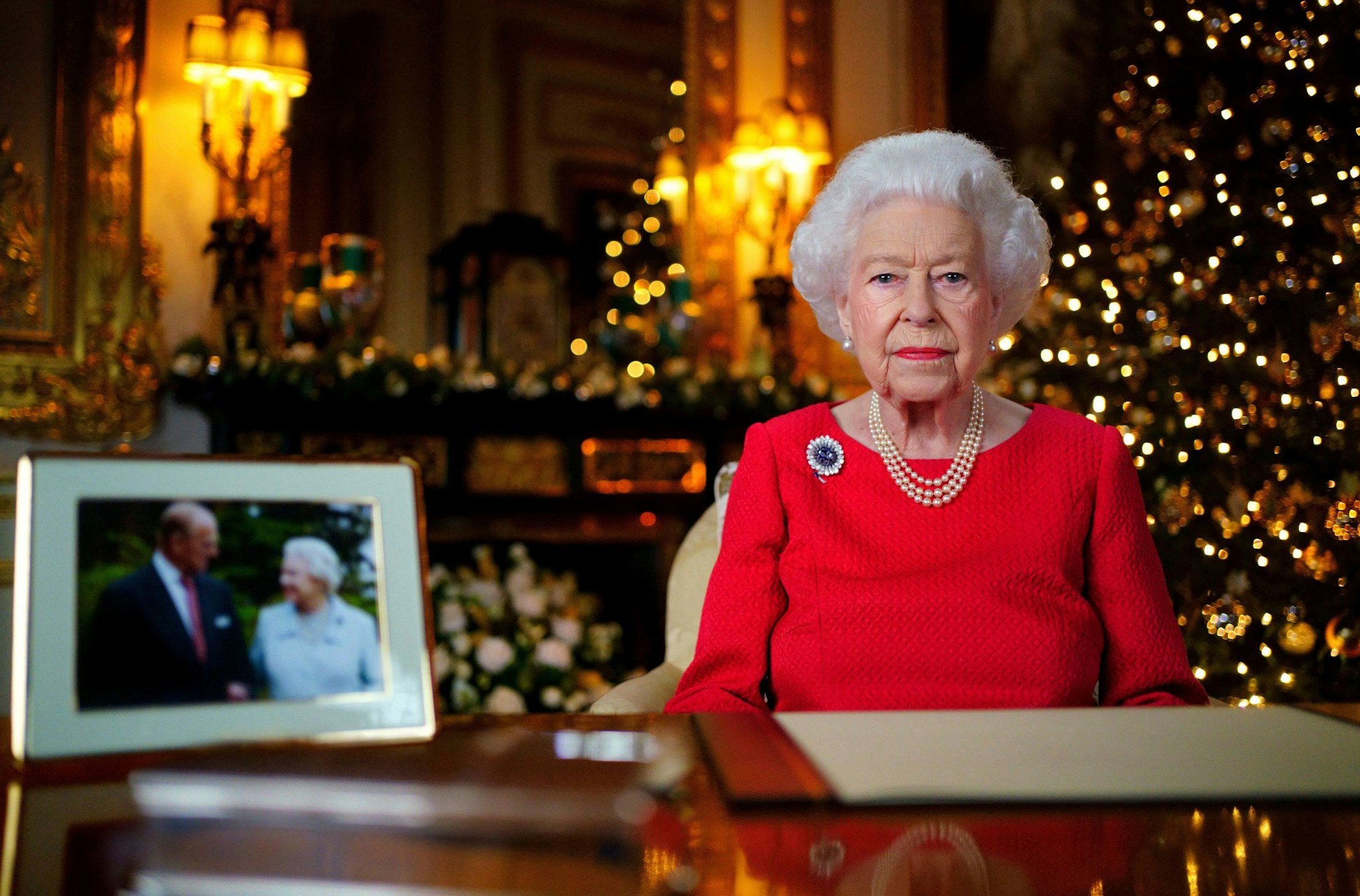Die britische Königin Elizabeth II. während der Aufzeichnung ihrer jährlichen Weihnachtssendung im White Drawing Room von Schloss Windsor. An ihrer Brust trägt sie eine überaus bedeutende Brosche.