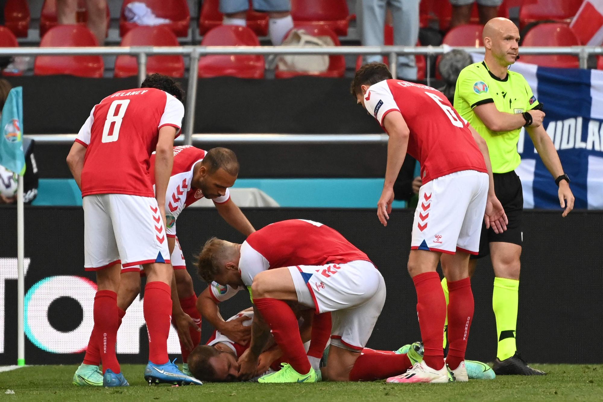 Simon Kjaer kümmert sich um den zusammengebrochenen Christian Eriksen.