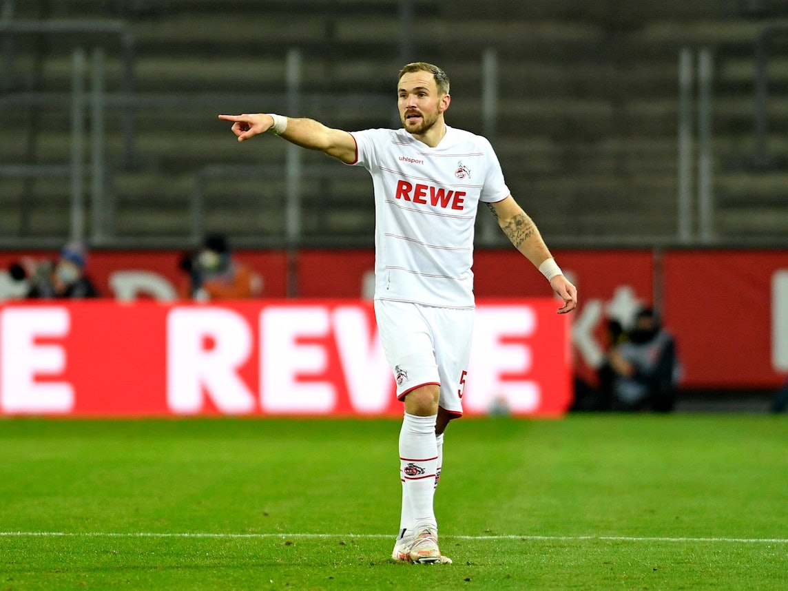 FC-Abwehrchef Rafael Czichos verteilt auf dem Platz Anweisungen.