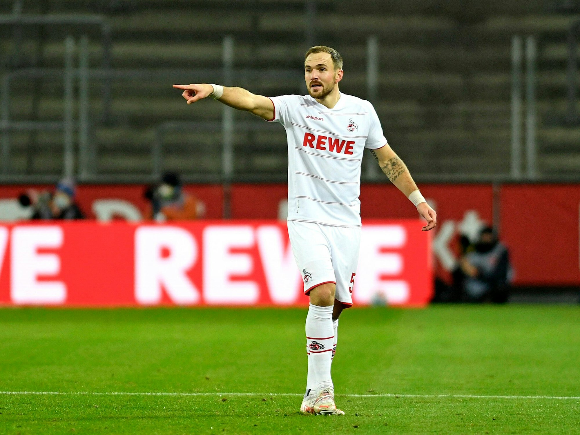 FC-Abwehrchef Rafael Czichos verteilt auf dem Platz Anweisungen.