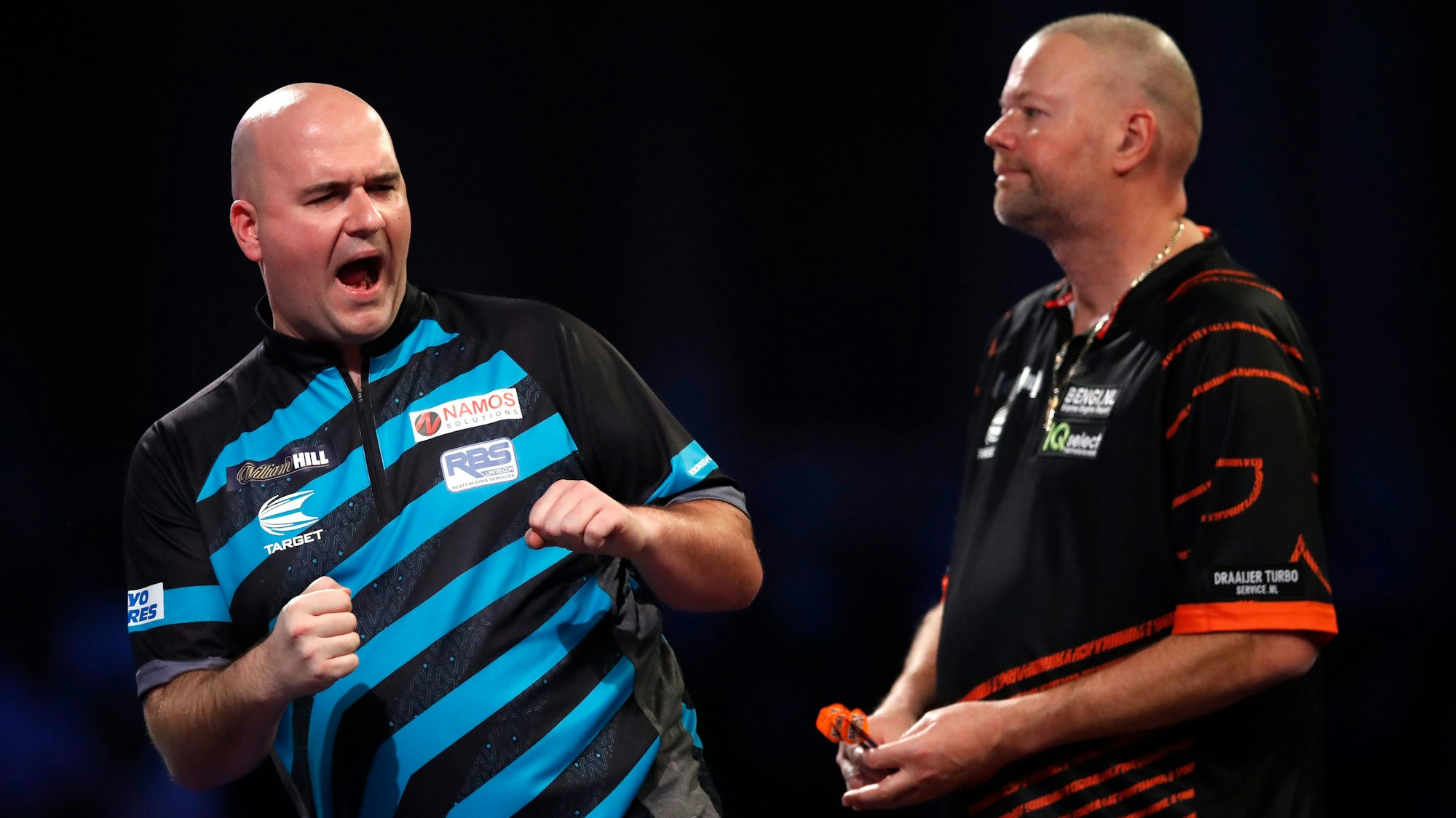 Rob Cross feiert neben Raymond van Barneveld.