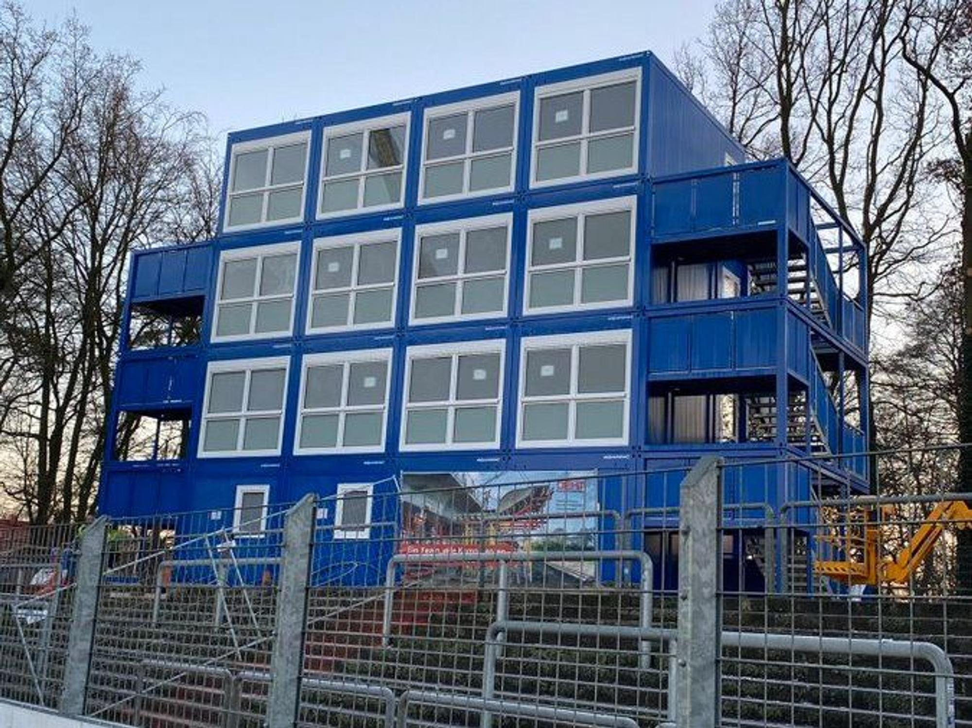 Im Stadion des SV Meppen stehen nun diese Container.