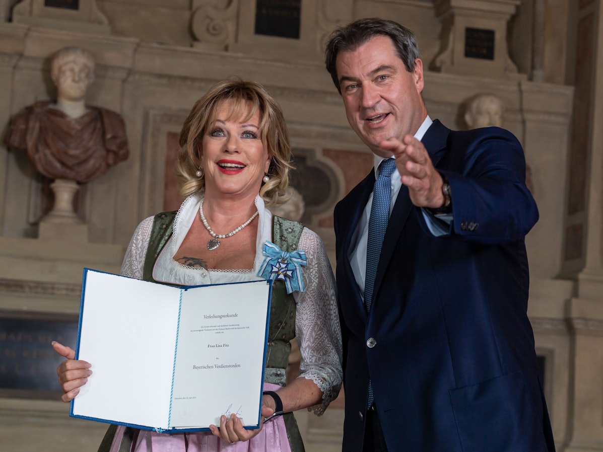 Die Schauspielerin Lisa Fitz aus der Ortschaft Hebertsfelden bekommt von Markus Söder (CSU), Ministerpräsident von Bayern, den bayerischen Verdienstordens überreicht.
