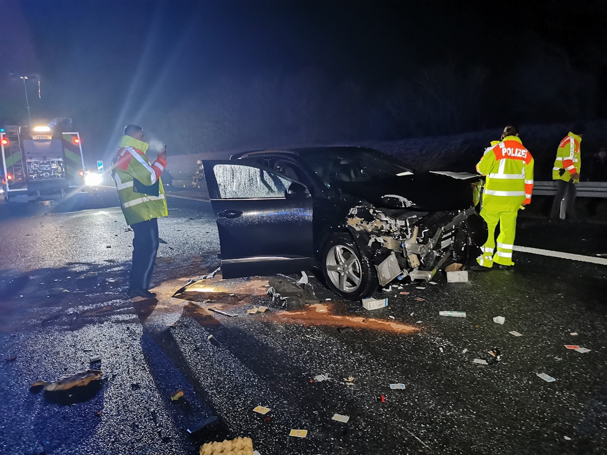 Auf einem Abschnitt von etwa einem Kilometer waren auf der A6 bei Amberg insgesamt 20 Autos in die Unfälle verwickelt, wie ein Polizeisprecher am Donnerstagabend sagte.