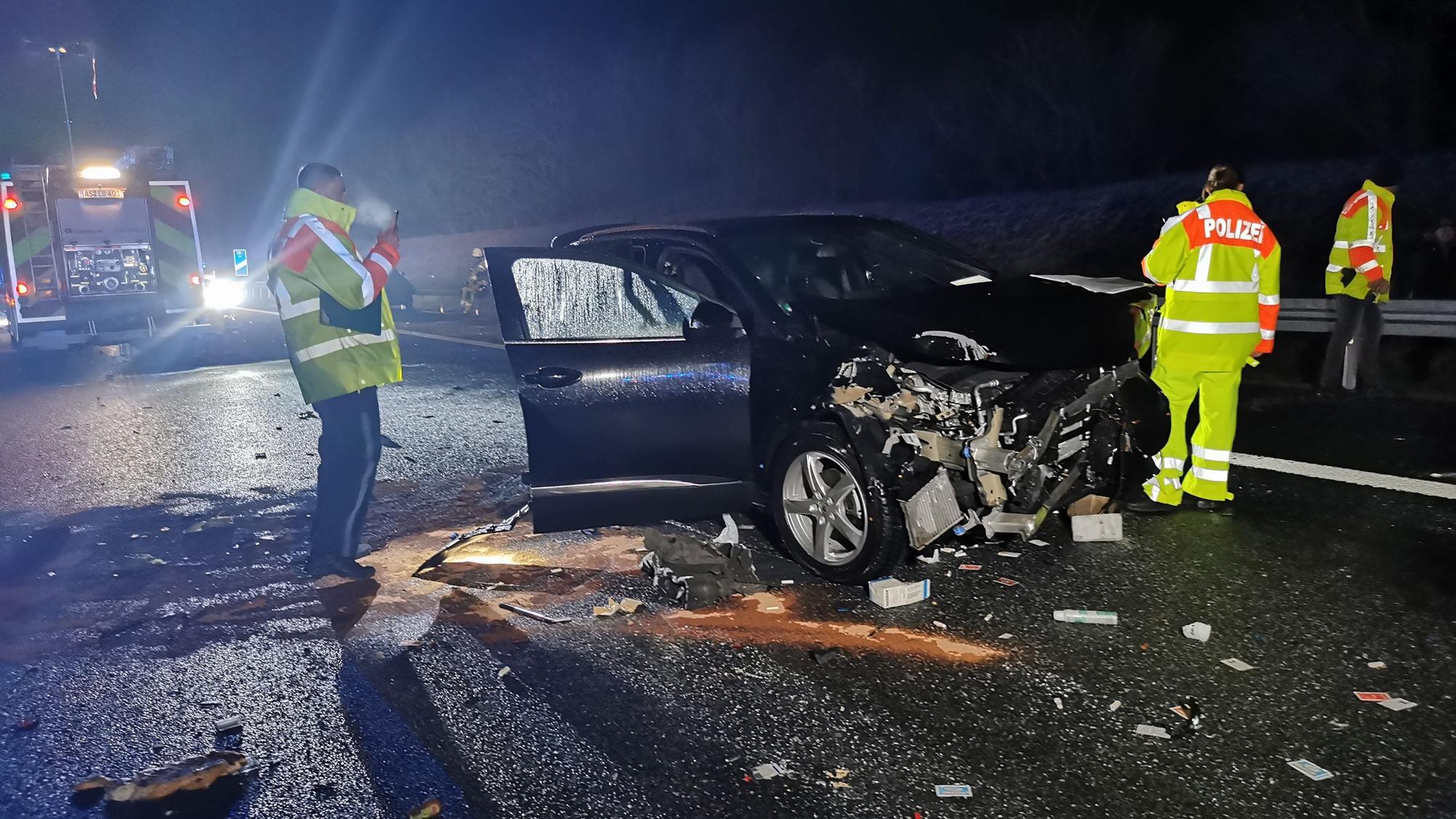 Auf einem Abschnitt von etwa einem Kilometer waren auf der A6 bei Amberg insgesamt 20 Autos in die Unfälle verwickelt, wie ein Polizeisprecher am Donnerstagabend sagte.