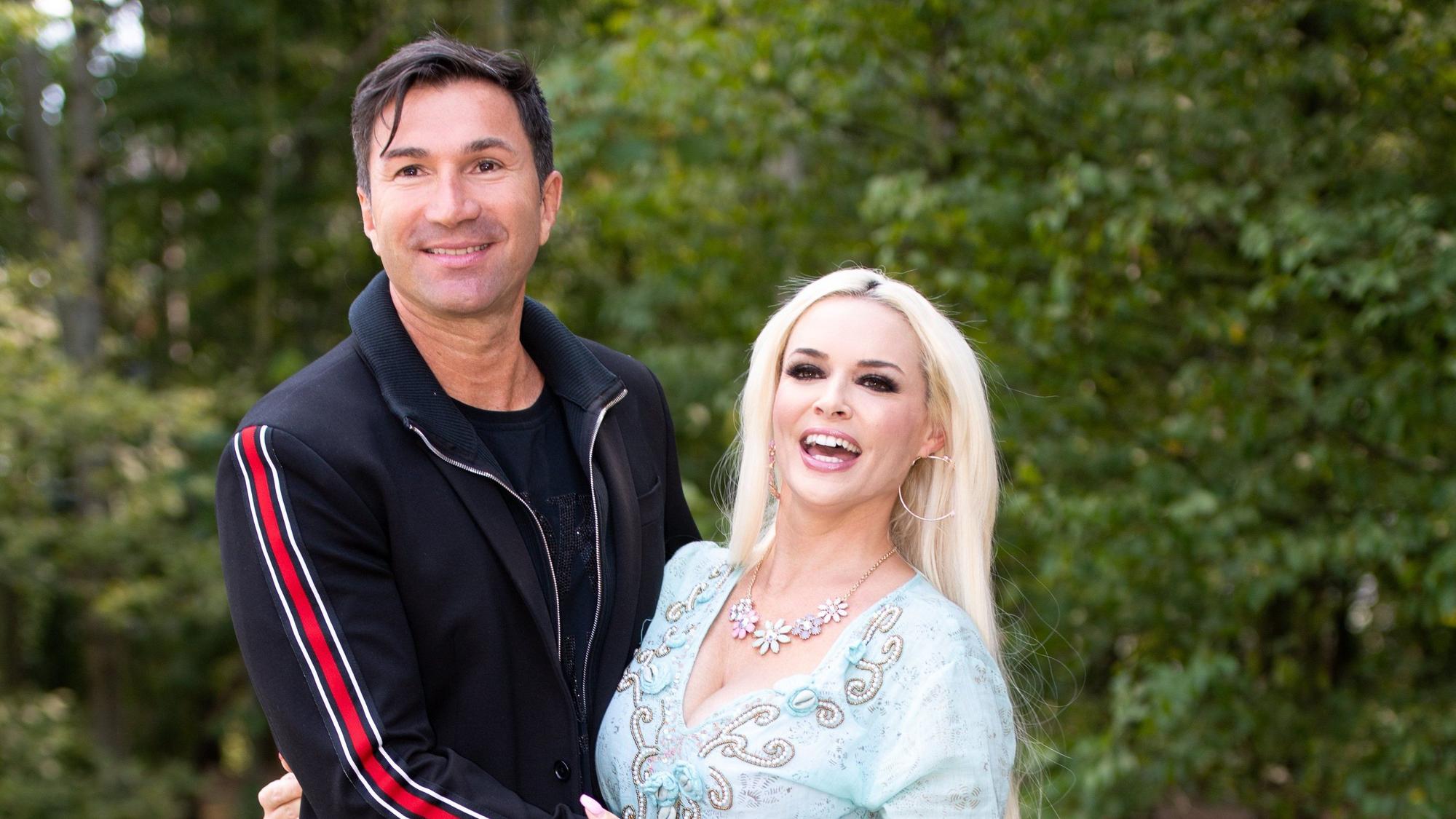 Reality-Show-Darstellerin Daniela Katzenberger und ihr Ehemann Lucas Cordalis lächeln bei einem Fototermin am 13.07.2020 in Köln.