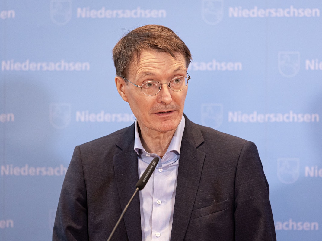 Karl Lauterbach (SPD), Bundesminister für Gesundheit, gibt nach einem Gespräch mit Stephan Weil (SPD), Ministerpräsident von Niedersachsen, über die aktuelle Lage in der Corona-Pandemie ein Pressestatement ab. +++ dpa-Bildfunk +++