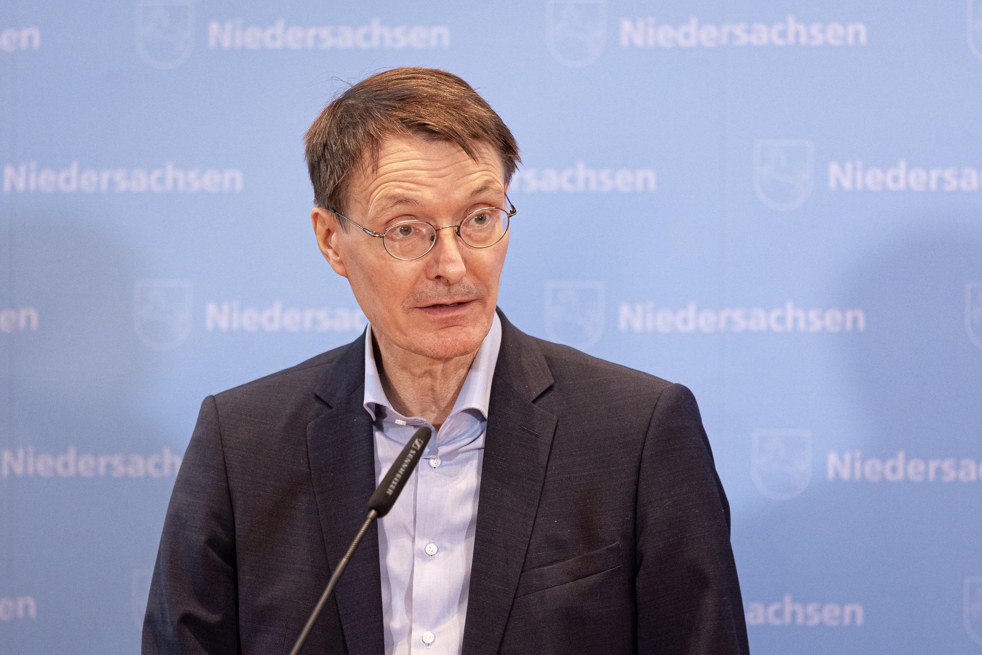 Karl Lauterbach (SPD), Bundesminister für Gesundheit, gibt nach einem Gespräch mit Stephan Weil (SPD), Ministerpräsident von Niedersachsen, über die aktuelle Lage in der Corona-Pandemie ein Pressestatement ab. +++ dpa-Bildfunk +++