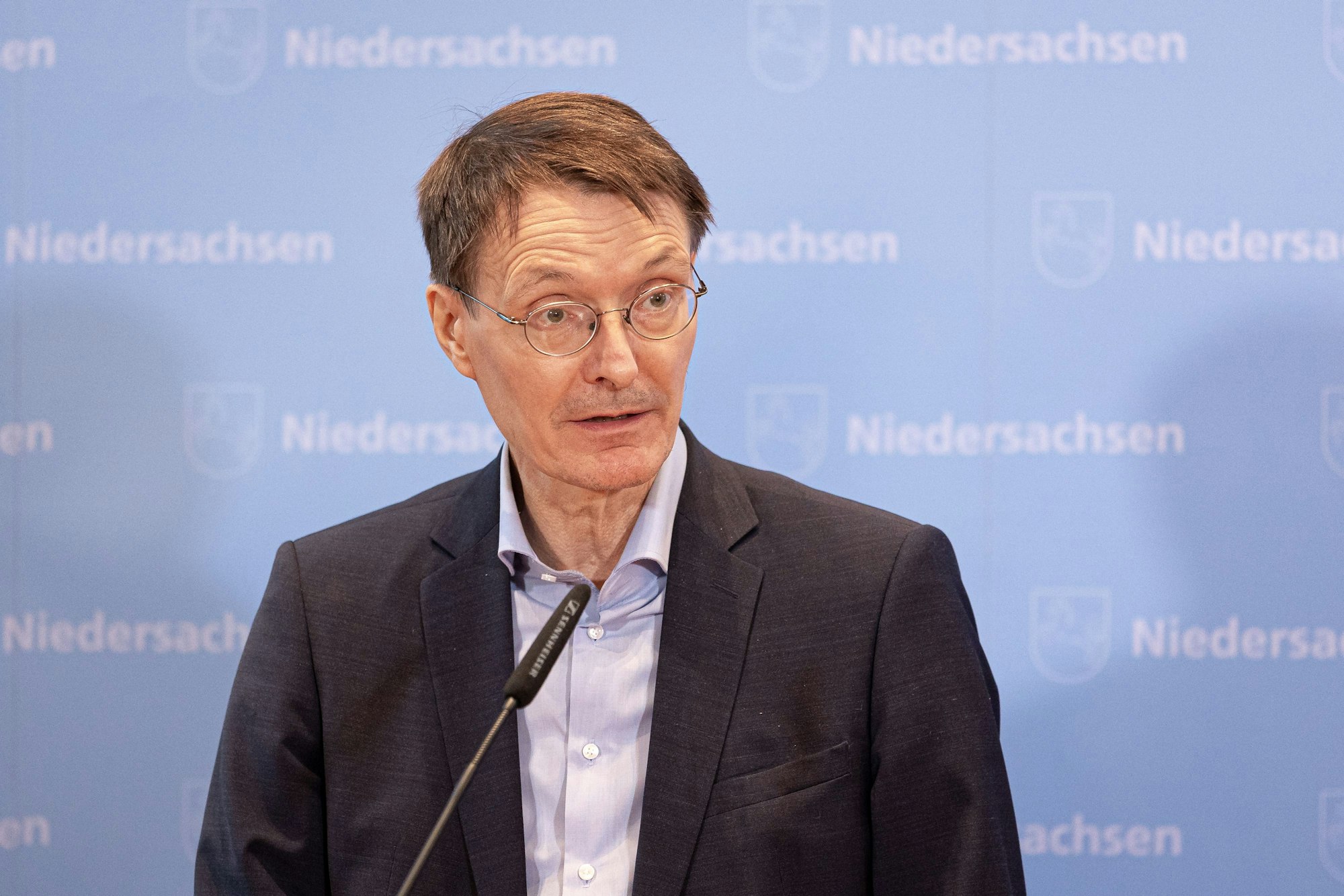 Karl Lauterbach (SPD), Bundesminister für Gesundheit, gibt nach einem Gespräch mit Stephan Weil (SPD), Ministerpräsident von Niedersachsen, über die aktuelle Lage in der Corona-Pandemie ein Pressestatement ab. +++ dpa-Bildfunk +++