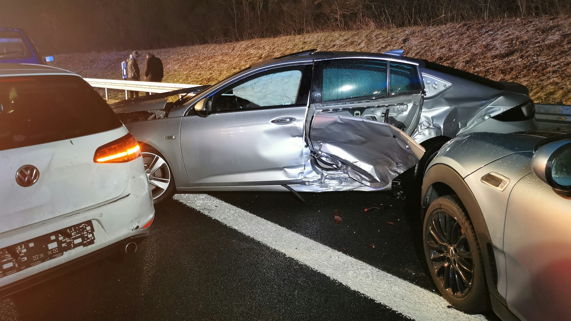 23.12.2021, Bayern, Amberg: In eine Karambolage verwickelte Autos stehen auf der Autobahn 6 (A6). Neun Autounfälle haben sich auf der Autobahn 6 bei Amberg in der Oberpfalz wegen Straßenglätte ereignet. Auf einem Abschnitt von etwa einem Kilometer waren insgesamt 20 Autos in die Unfälle verwickelt, wie ein Polizeisprecher am Donnerstagabend sagte. Dabei wurden sechs Menschen leicht verletzt und in Krankenhäuser gebracht. Die A6 ist nach vorläufigen Informationen in beide Richtungen gesperrt. Foto: Vifogra/vifogra/dpa +++ dpa-Bildfunk +++