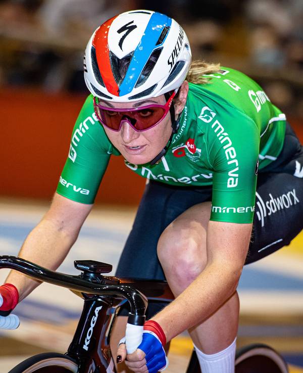 Amy Pieters fährt bei einem Sixdays-Event auf der Bahn.