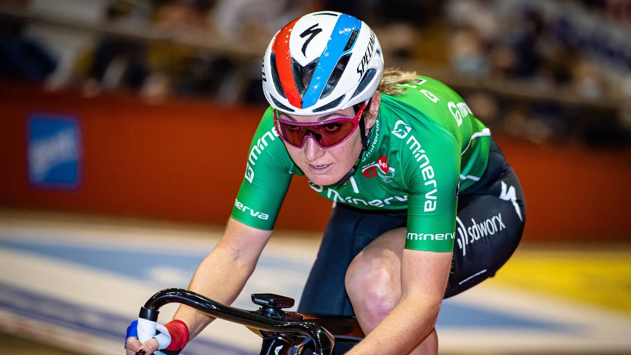 Amy Pieters fährt bei einem Sixdays-Event auf der Bahn.