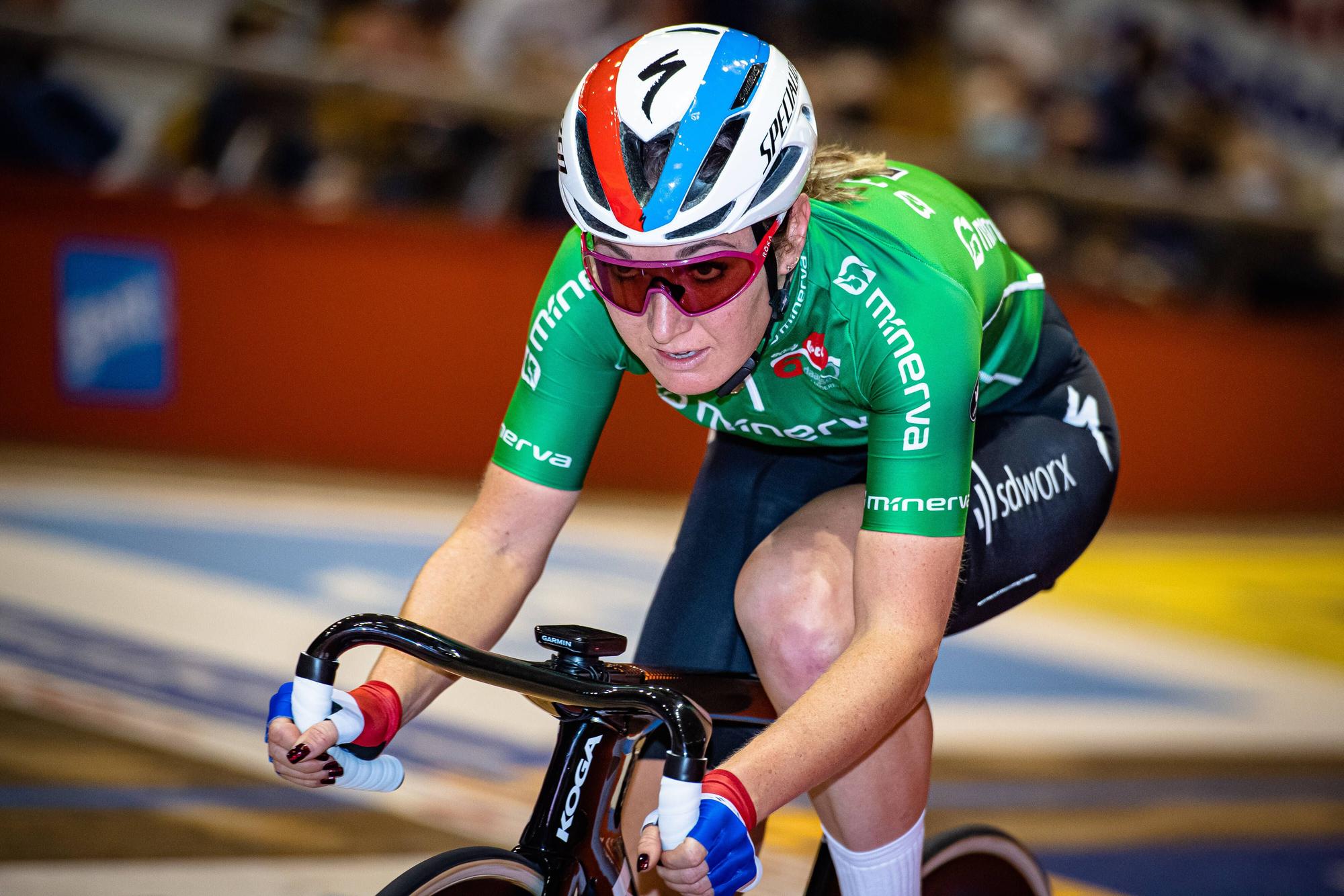 Amy Pieters fährt bei einem Sixdays-Event auf der Bahn.