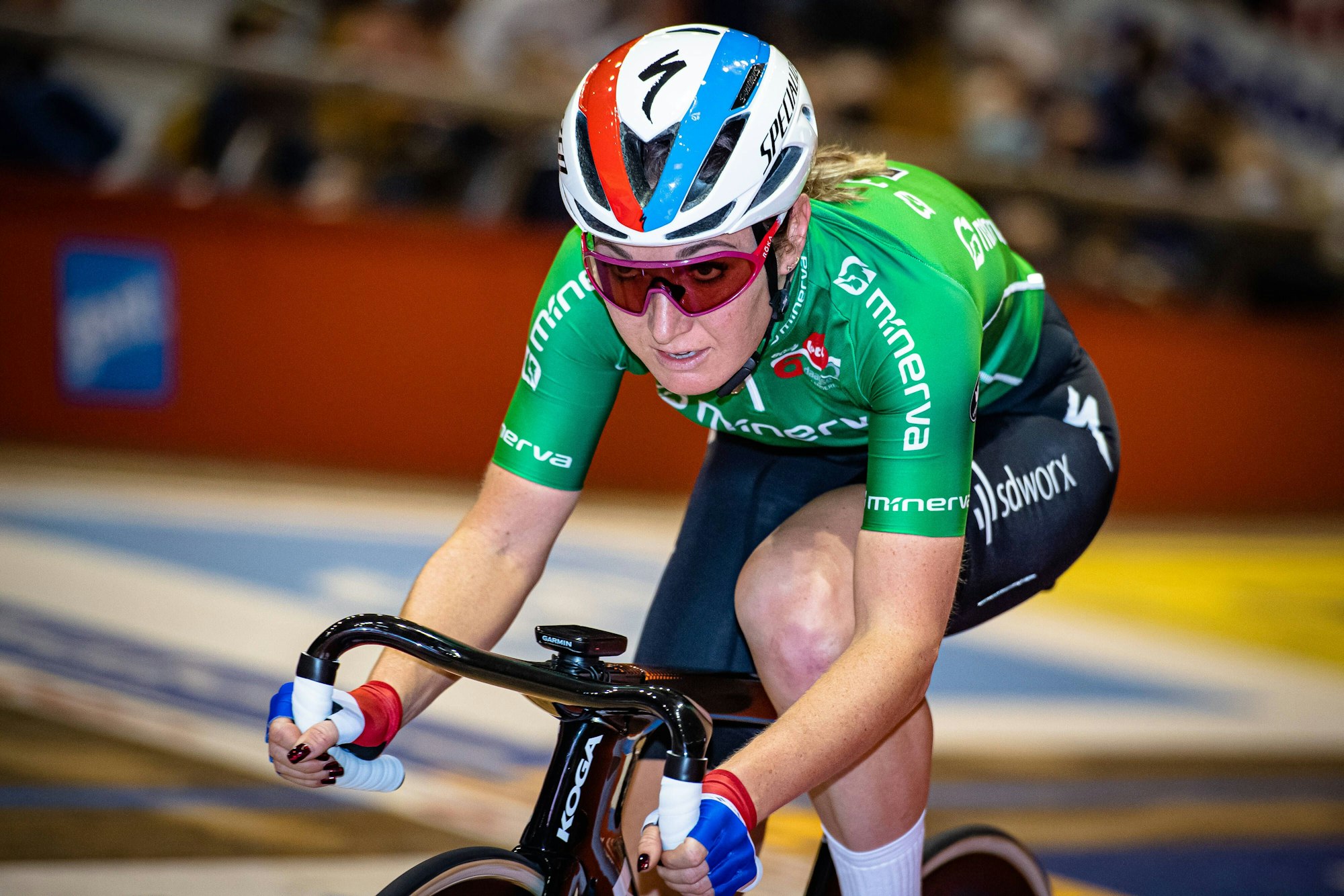 Amy Pieters fährt bei einem Sixdays-Event auf der Bahn.