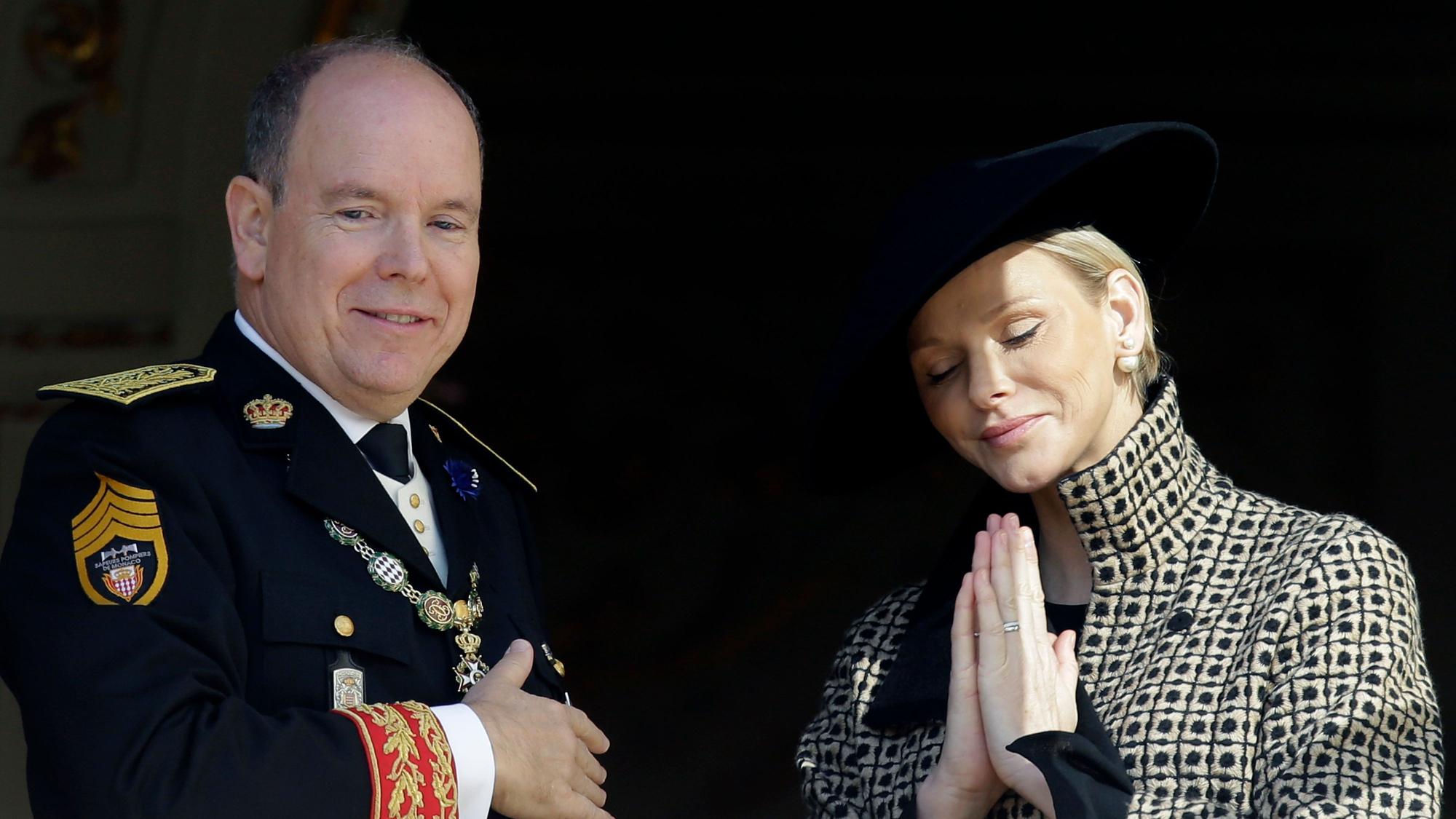 19.11.2018, Monaco: Fürst Albert II. von Monaco und seine Frau Charlene von Monaco bedanken sich bei der Menge, die an den Feierlichkeiten zum Nationalfeiertag in Monaco teilnehmen.