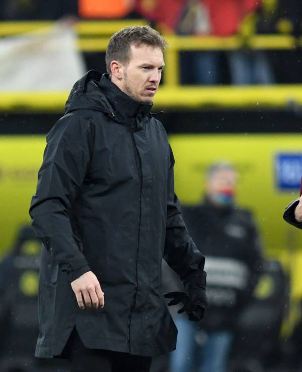Münchens Trainer Julian Nagelsmann (l-r) und Robert Lewandowski verabschieden sich nach dem Spiel von Dortmunds Erling Haaland.
