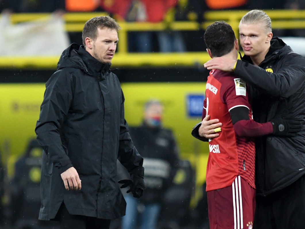 Münchens Trainer Julian Nagelsmann (l-r) und Robert Lewandowski verabschieden sich nach dem Spiel von Dortmunds Erling Haaland.