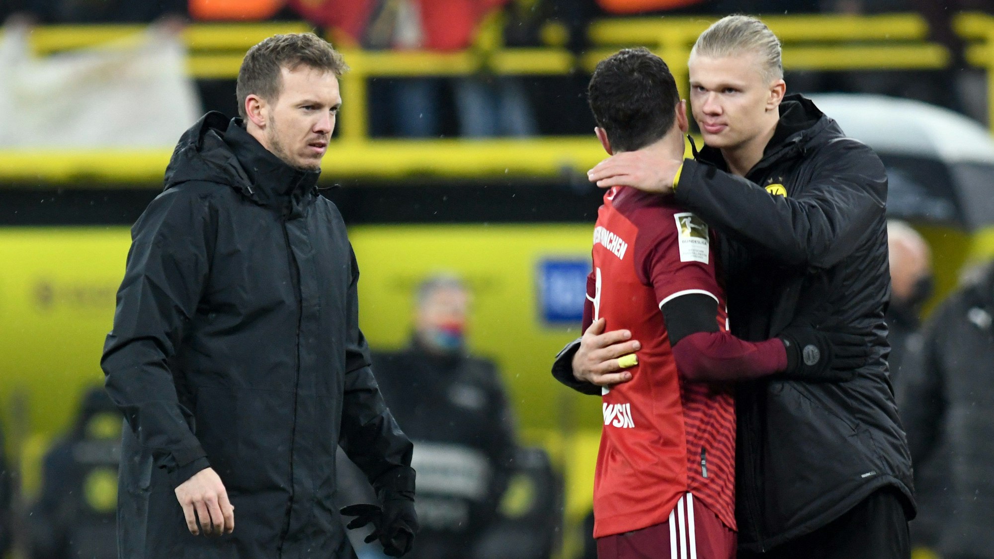 Münchens Trainer Julian Nagelsmann (l-r) und Robert Lewandowski verabschieden sich nach dem Spiel von Dortmunds Erling Haaland.