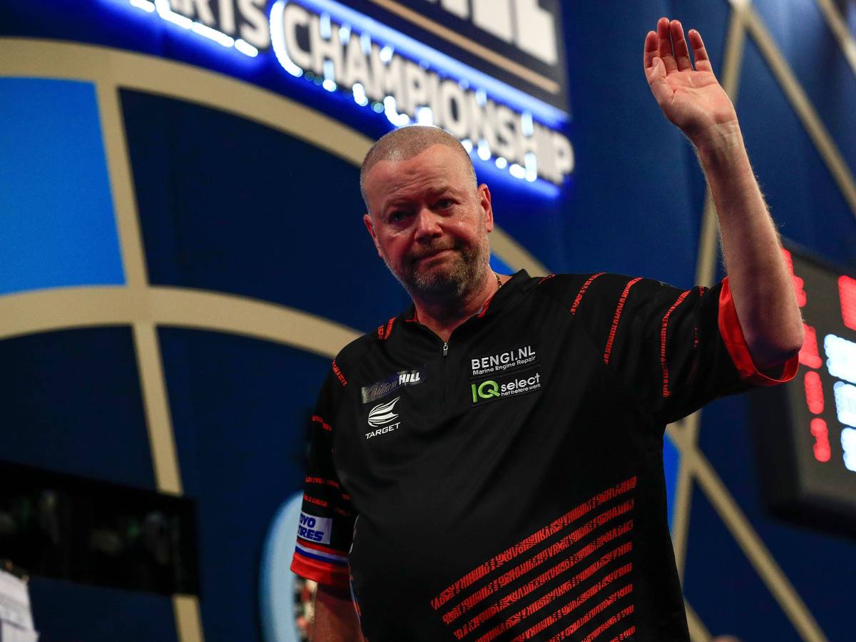 Raymond van Barneveld geht nach seiner Niederlage gegen Rob Cross von der Bühne.