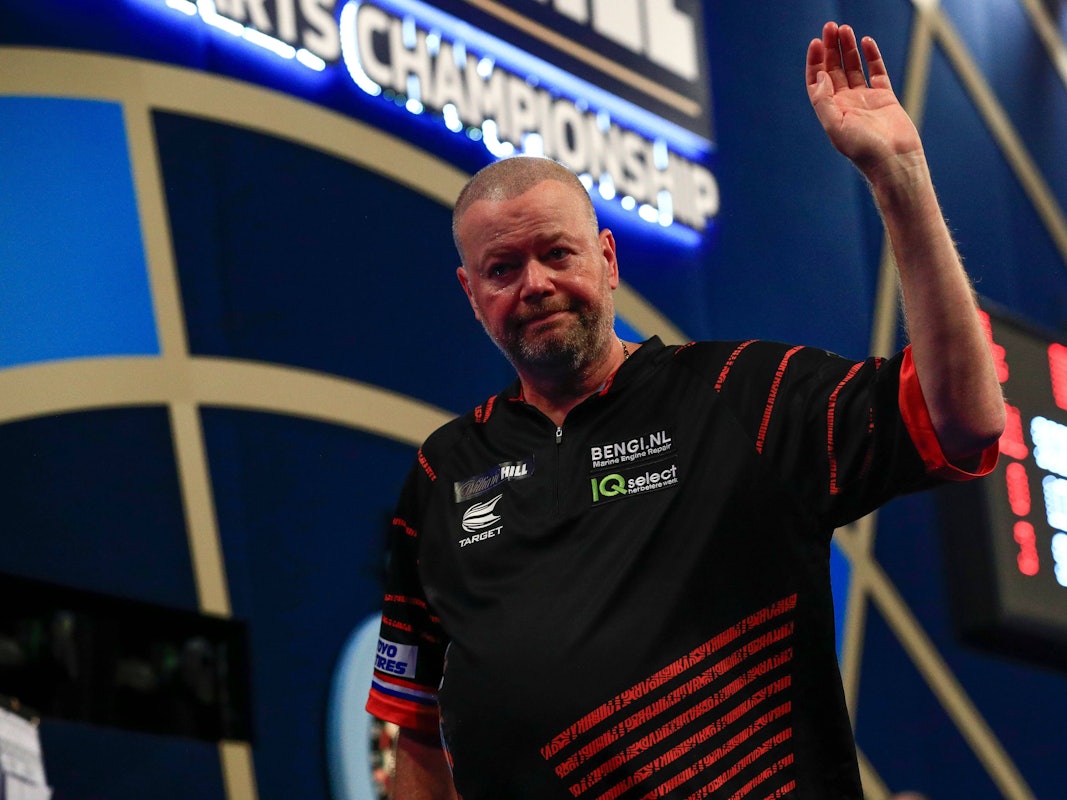 Raymond van Barneveld geht nach seiner Niederlage gegen Rob Cross von der Bühne.