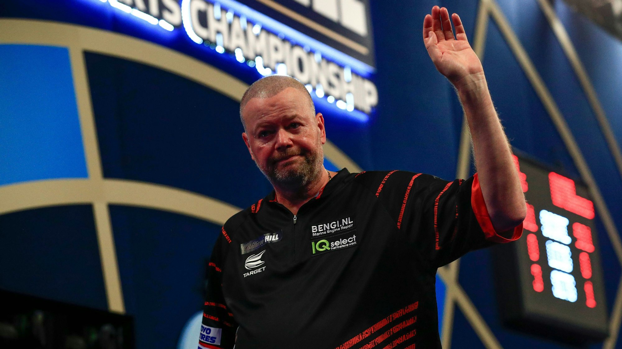 Raymond van Barneveld geht nach seiner Niederlage gegen Rob Cross von der Bühne.