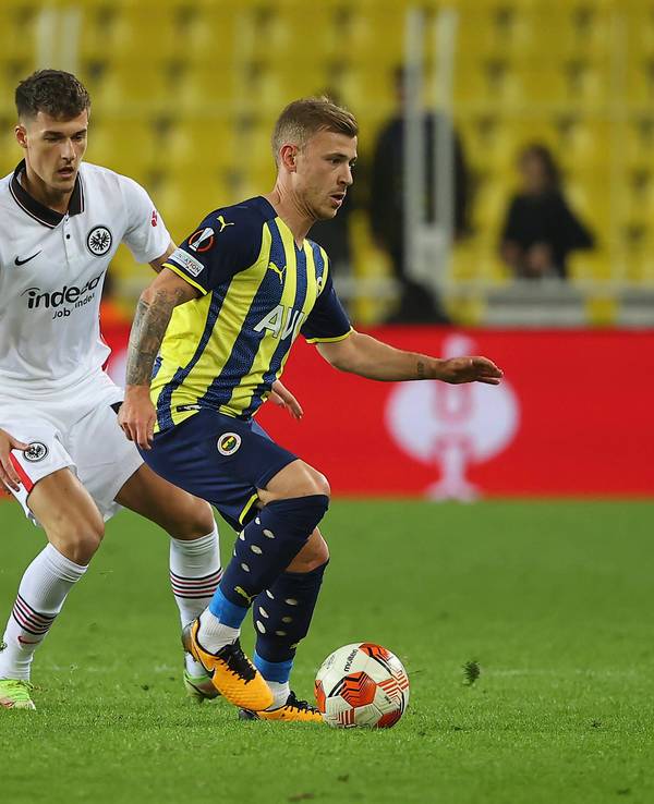 Max Meyer behauptet den Ball gegen Ajdin Hrustic.