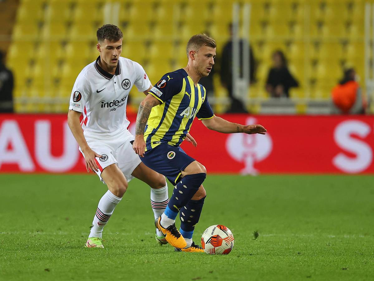 Max Meyer behauptet den Ball gegen Ajdin Hrustic.