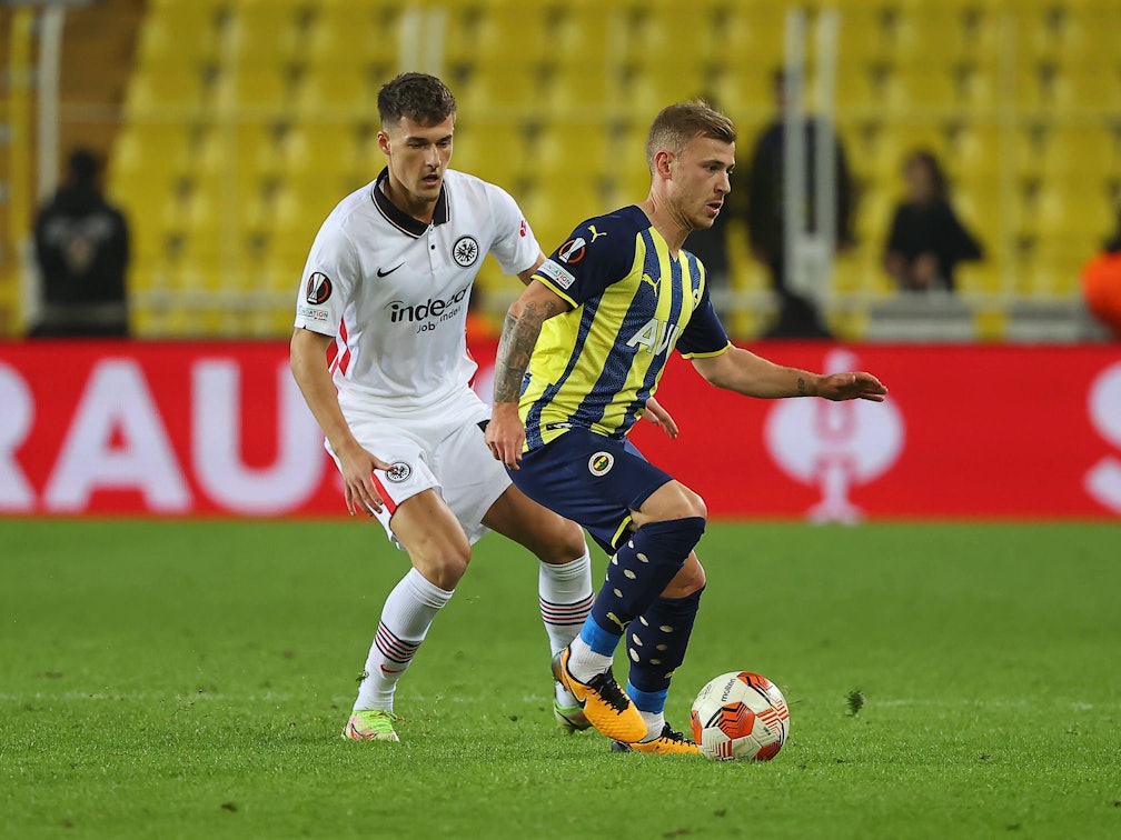 Max Meyer behauptet den Ball gegen Ajdin Hrustic.