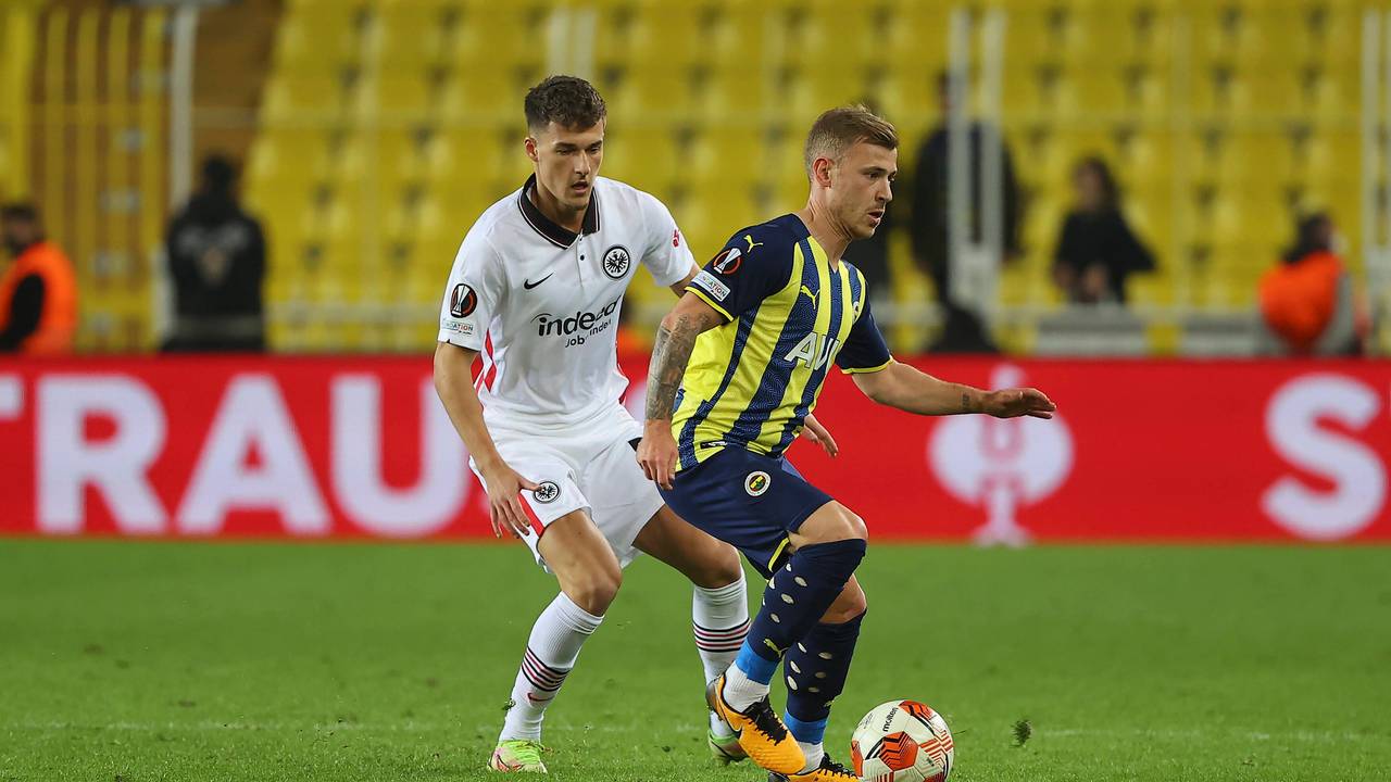 Max Meyer behauptet den Ball gegen Ajdin Hrustic.