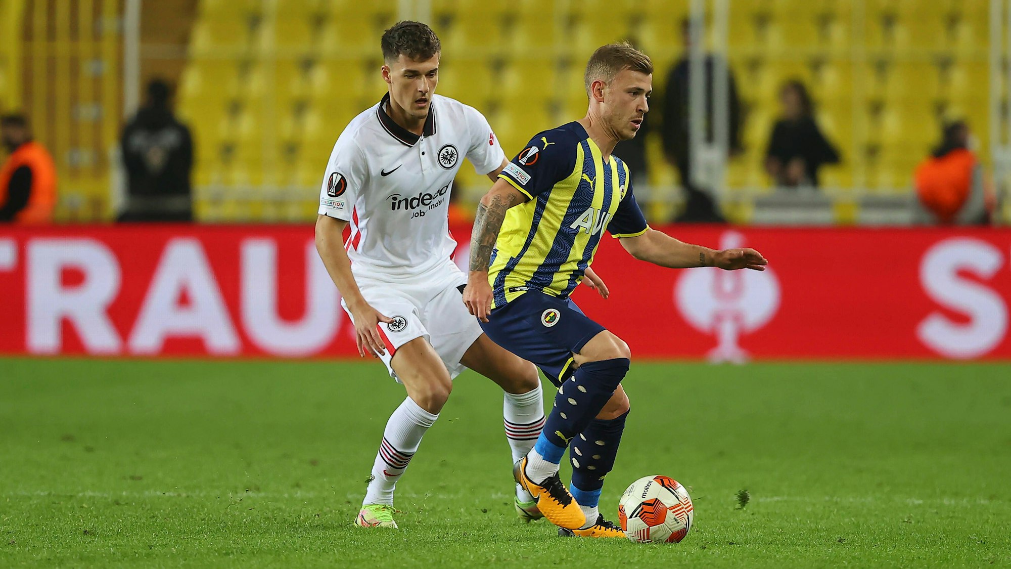 Max Meyer behauptet den Ball gegen Ajdin Hrustic.