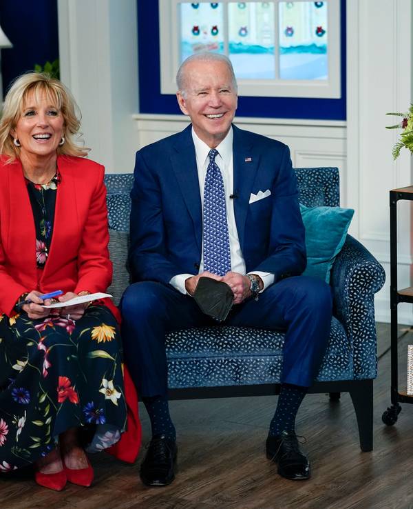 Joe Biden, Präsident der USA, und First Lady Jill Biden sprechen im South Court Auditorium auf dem Campus des Weißen Hauses in Washington per Telefonkonferenz mit dem NORAD Tracks Santa Operations Center auf der Peterson Air Force Base in Kolumbien und mit Familien, die das NORAD-System anrufen. Das Foto wurde am 24. Dezember 2021 aufgenommen.