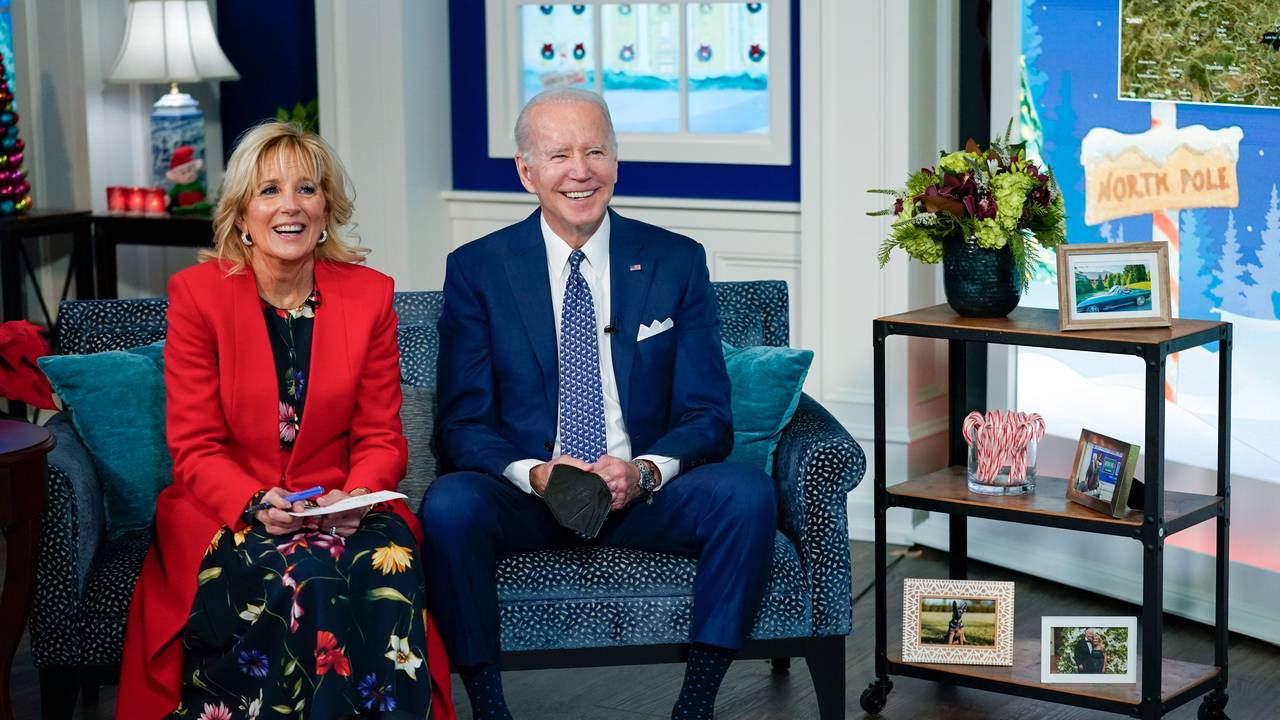 Joe Biden, Präsident der USA, und First Lady Jill Biden sprechen im South Court Auditorium auf dem Campus des Weißen Hauses in Washington per Telefonkonferenz mit dem NORAD Tracks Santa Operations Center auf der Peterson Air Force Base in Kolumbien und mit Familien, die das NORAD-System anrufen. Das Foto wurde am 24. Dezember 2021 aufgenommen.