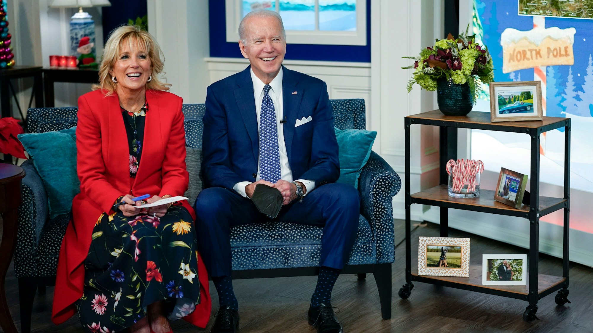 Joe Biden, Präsident der USA, und First Lady Jill Biden sprechen im South Court Auditorium auf dem Campus des Weißen Hauses in Washington per Telefonkonferenz mit dem NORAD Tracks Santa Operations Center auf der Peterson Air Force Base in Kolumbien und mit Familien, die das NORAD-System anrufen. Das Foto wurde am 24. Dezember 2021 aufgenommen.