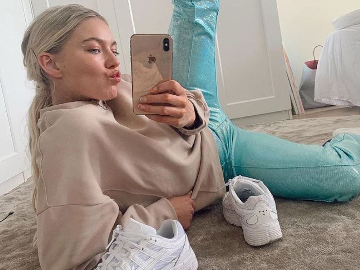 Astrid Smeplass ist die neue Hauptdarstellerin der Neuauflage des Filmes „Drei Haselnüsse für Aschenbrödel“ und zeigt sich sexy auf Instagram. Das Selfie wurde im Mai 2020 von Astrid Smeplass aufgenommen und bei Instagram gepostet.