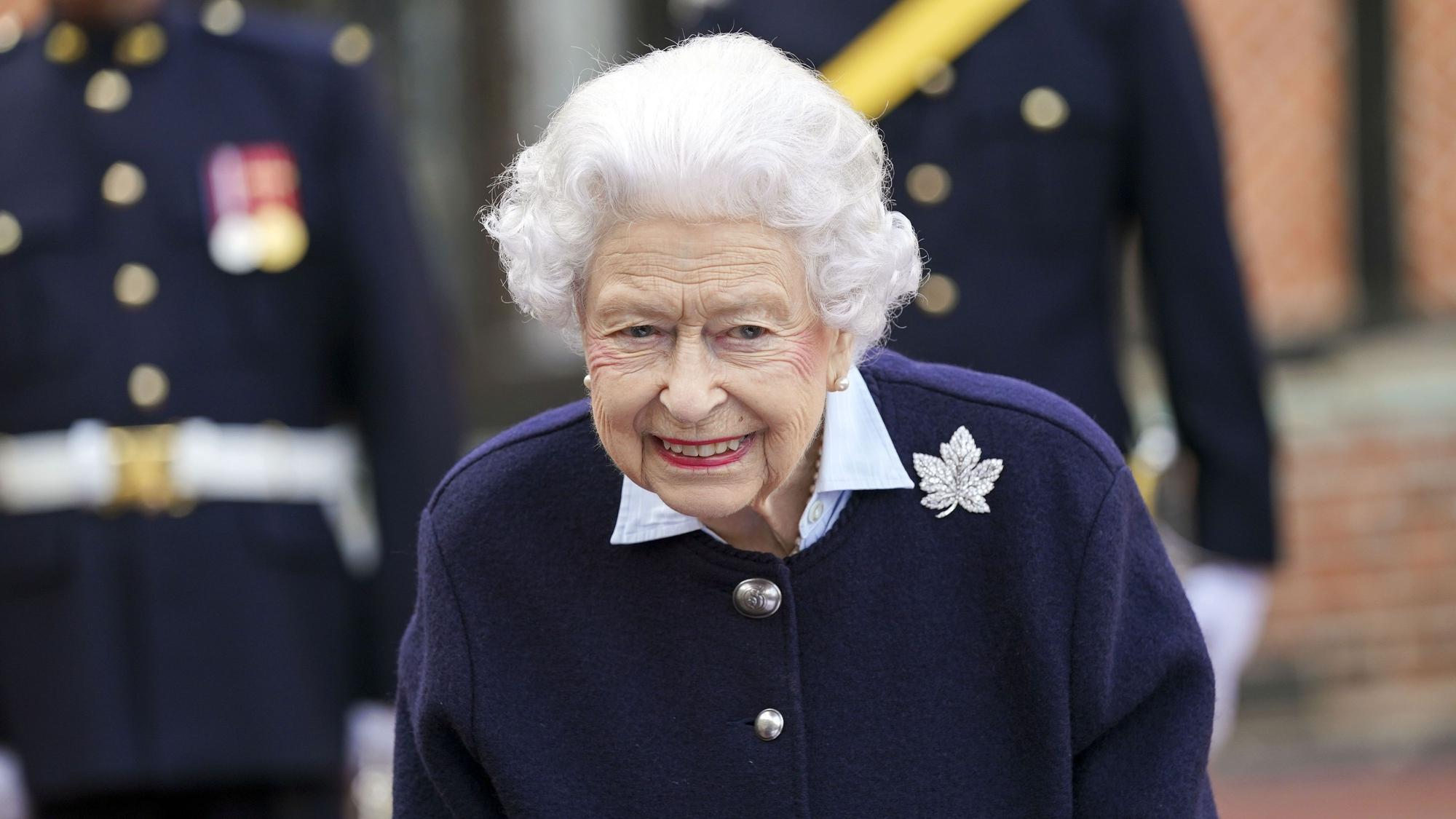 Die britische Königin Elizabeth II. trifft Mitglieder des Royal Regiment of Canadian Artillery auf Schloss Windsor.