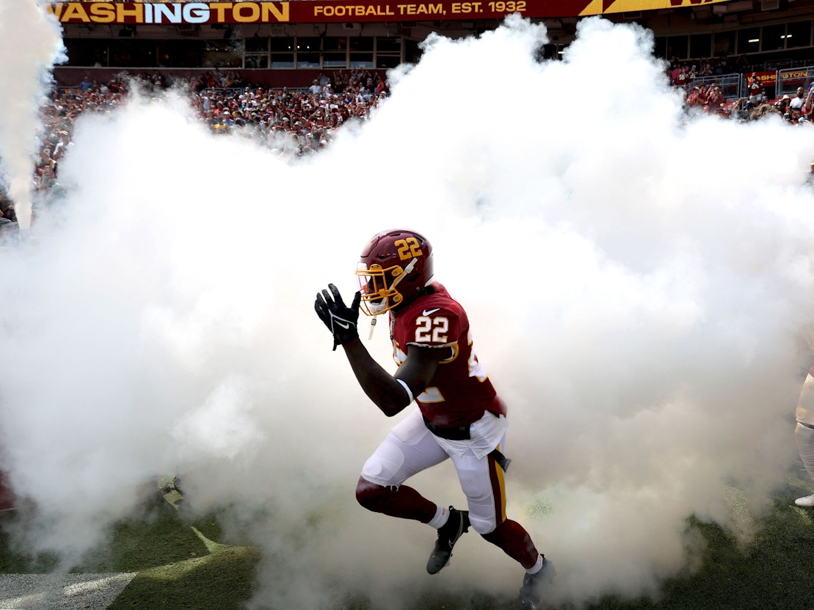 Deshazor Everett läuft aus dem Rauch heraus auf das Feld.