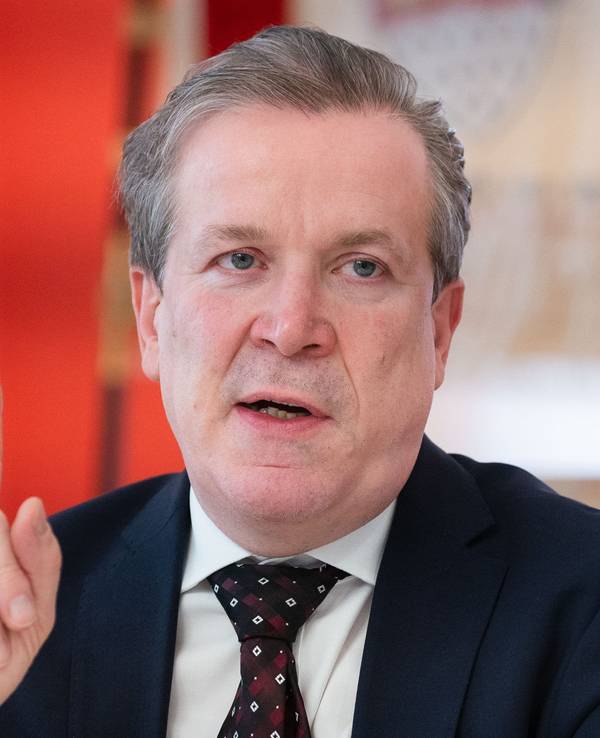 Christoph Kuckelkorn hebt mahnend den Finger.